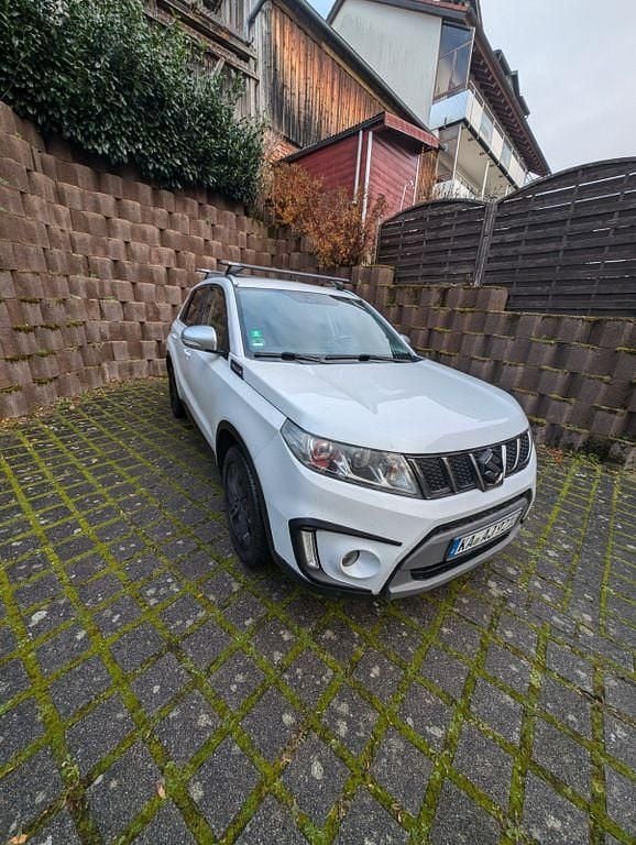 Weiß Gebraucht 2016 Suzuki Vitara SUV | 11.100 € (Fairer Preis) - Bild 1/4