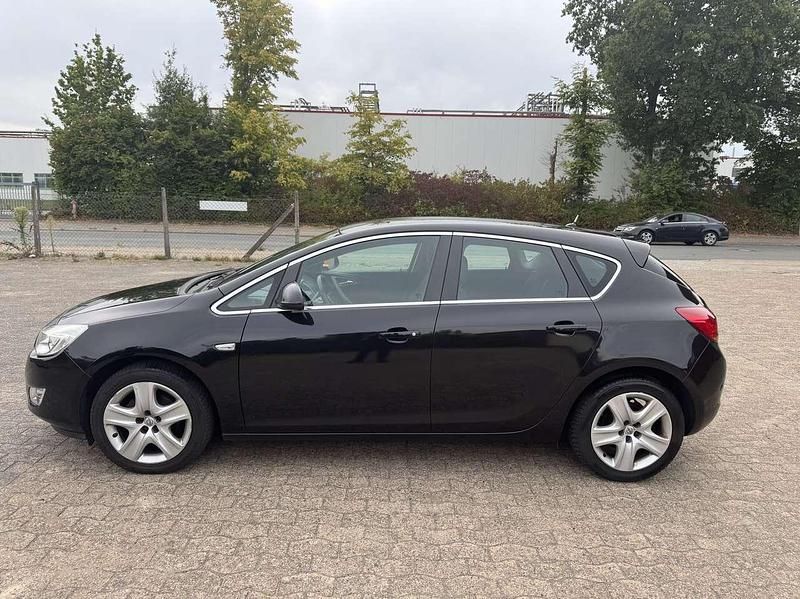 Gebraucht Opel Astra 101 PS (74 kW) 2010 Schwarz Kleinwagen