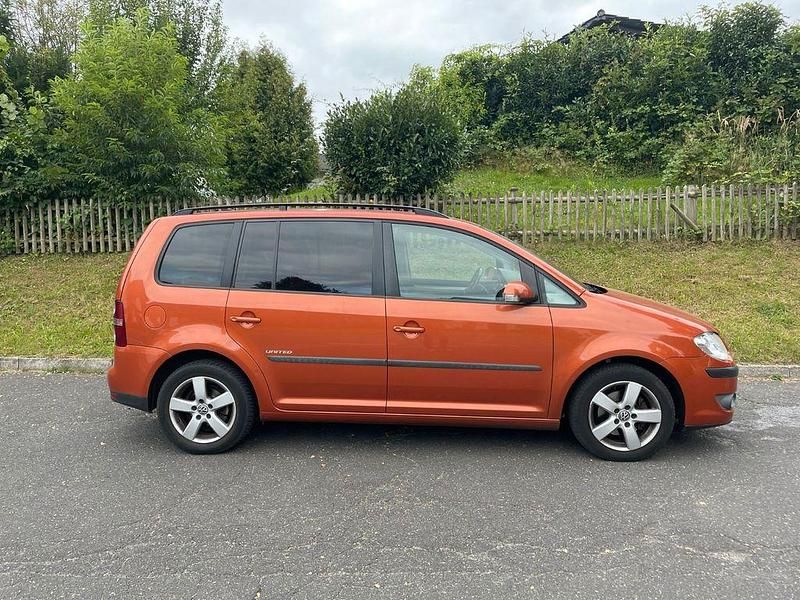 Orange Gebraucht 2009 VW Touran United Van / Kleinbus | 3.600 € (Guter Preis) - Bild 1/4