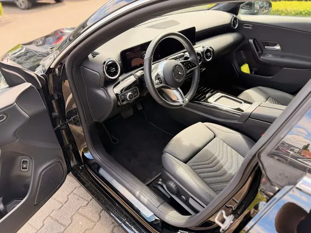 Gebraucht Mercedes CLA200 163 PS (119 kW) 2024 Schwarz Coupé
