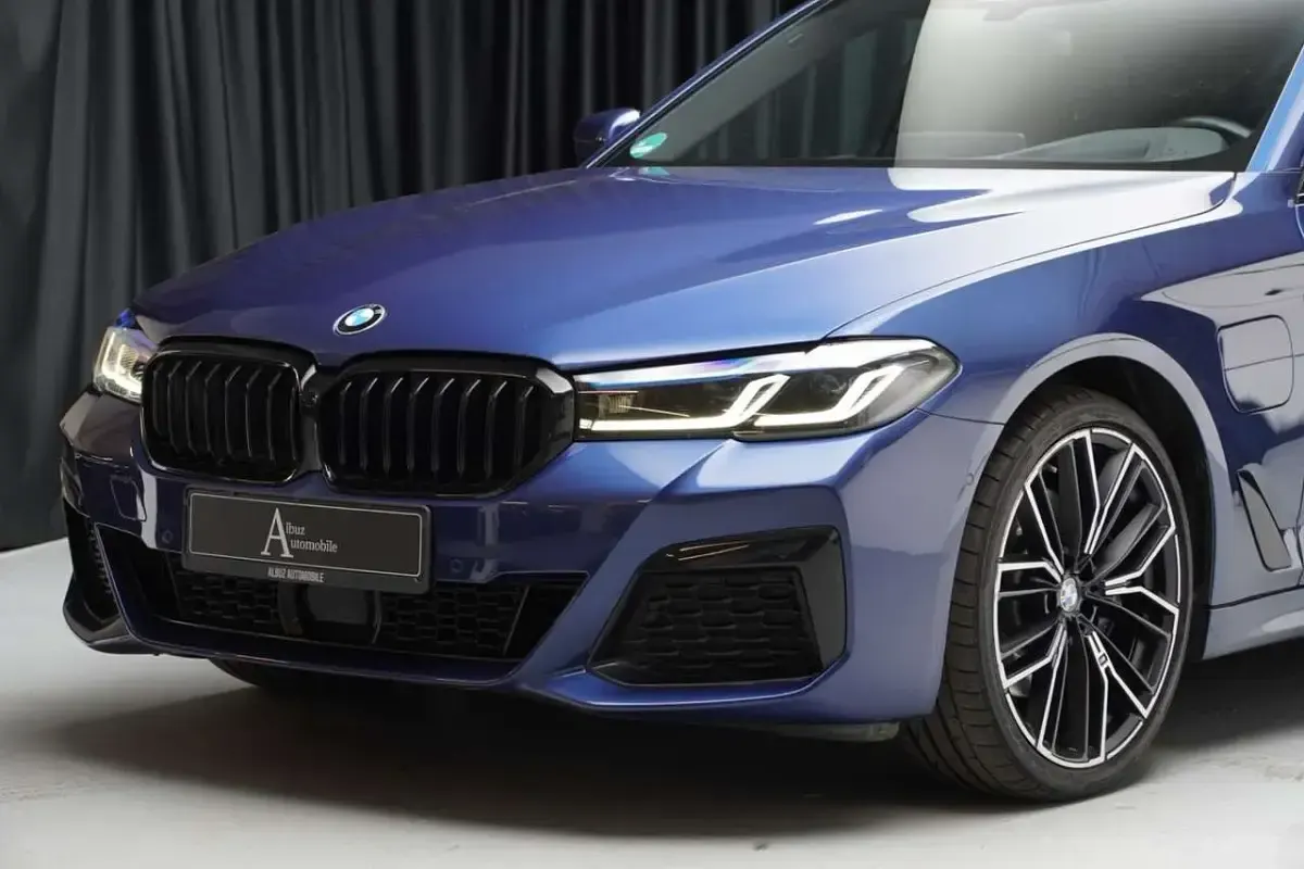 Gebraucht BMW 530e M Sport 292 PS (214 kW) 2021 Phytonicblau Kombi