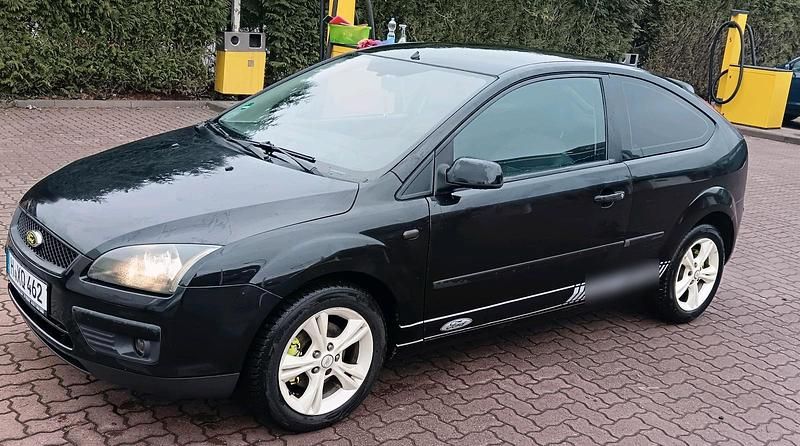 Schwarz Gebraucht 2005 Ford Focus Kleinwagen | 1.500 € (Etwas zu teuer) - Bild 1/4