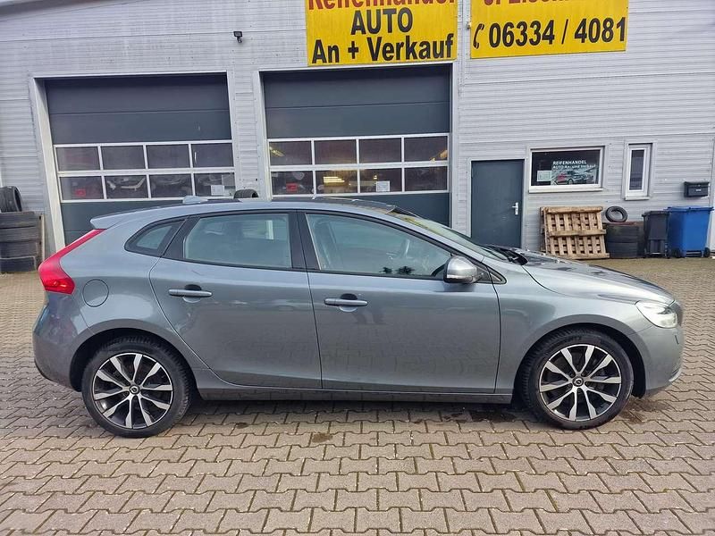 Gebraucht Volvo V40 Momentum 120 PS (88 kW) 2019 Osmium grey metallic Kombi