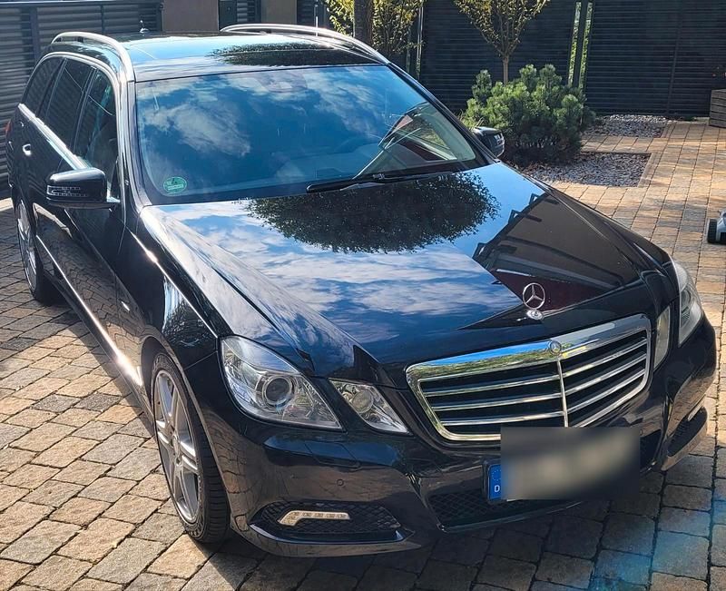 Schwarz Gebraucht 2010 Mercedes E300 Avantgarde Kombi | 8.989 € (Etwas zu teuer) - Bild 1/4
