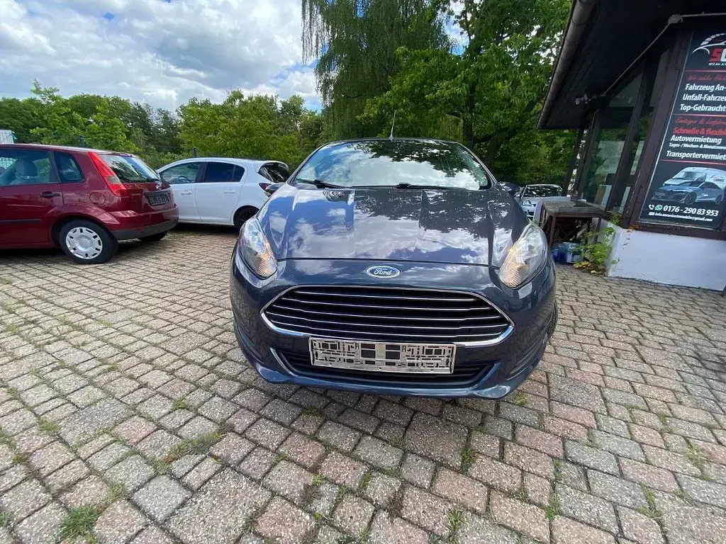 Gebraucht Ford Fiesta Ambiente 60 PS (44 kW) 2013 Grau Kleinwagen