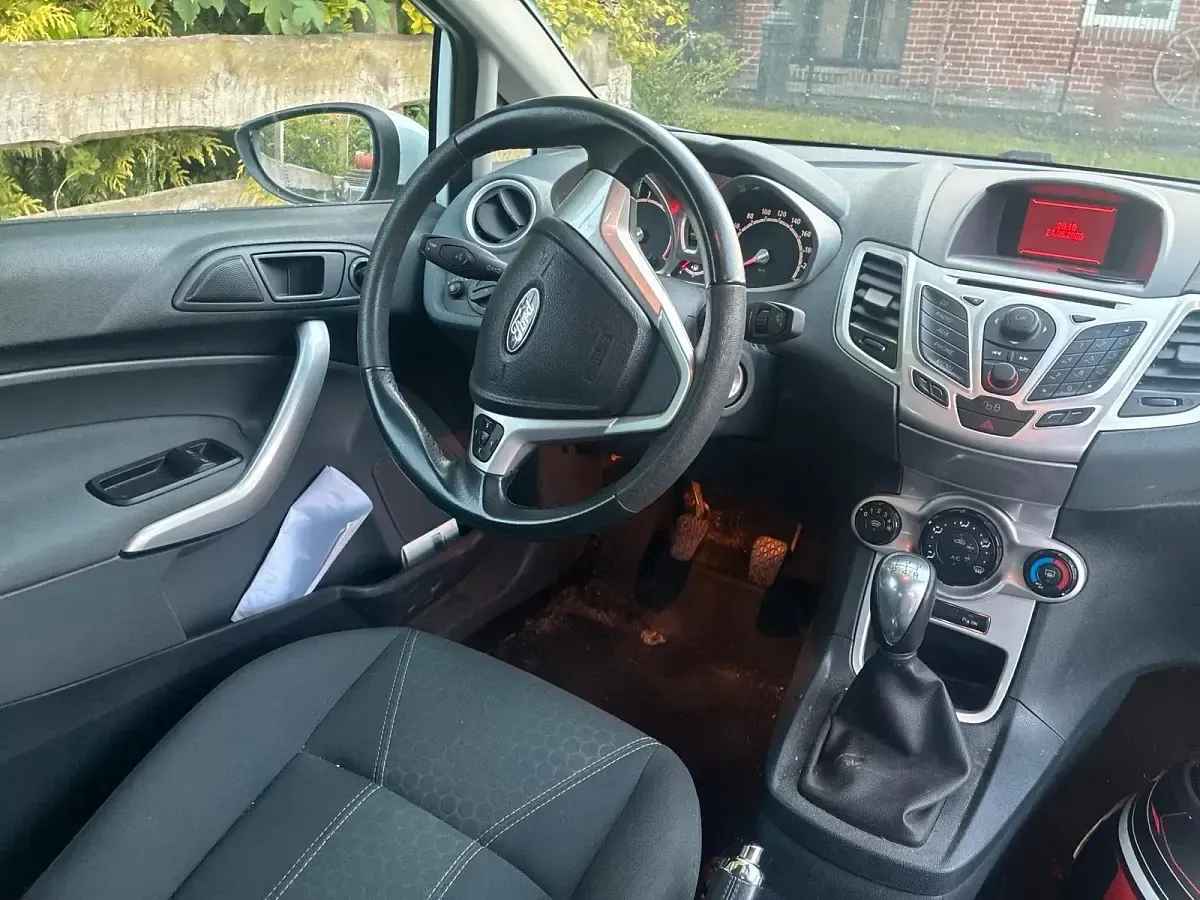 Używany Ford Fiesta 68 KM (50 kW) 2011 Biały Hatchback