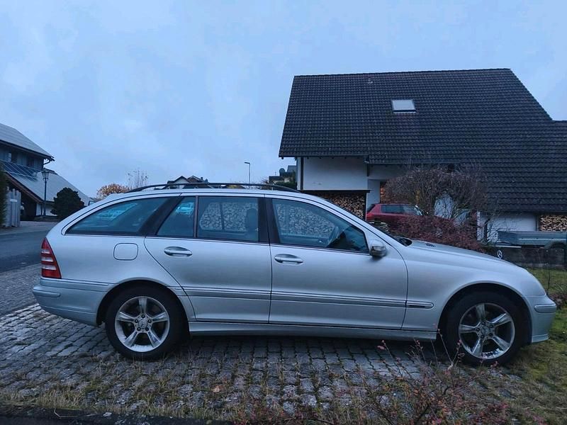 Grau Gebraucht 2005 Mercedes C180 Kombi | 2.500 € (Fairer Preis) - Bild 1/4