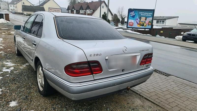 Gebraucht Mercedes E290 129 PS (94 kW) 1998 Silber Limousine