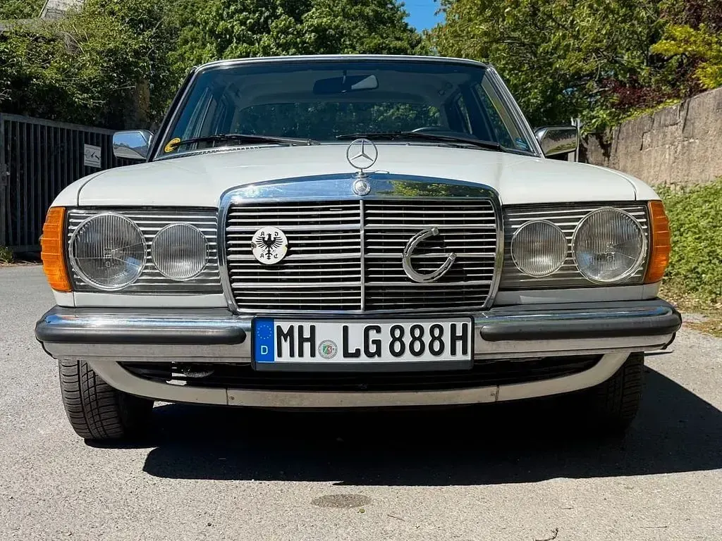 Gebraucht Mercedes 200 94 PS (69 kW) 1979 Weiß Limousine