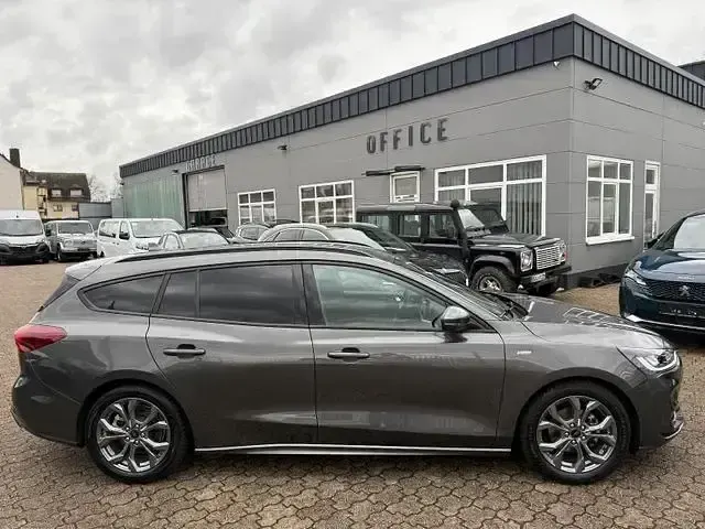 Używany Ford Focus ST-Line 125 KM (91 kW) 2024 Szary Sedan/Limuzyna