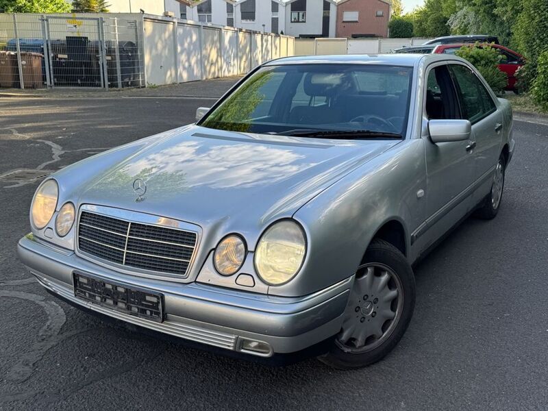 Silber Gebraucht 1999 Mercedes E280 Elegance Limousine | 1.899 € (Superpreis) - Bild 1/4