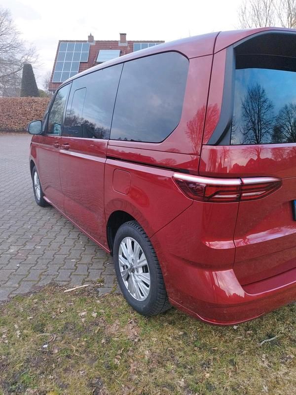Gebraucht VW Multivan Life 150 PS (110 kW) 2024 Rot Van