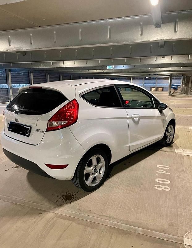 Gebraucht Ford Fiesta 82 PS (60 kW) 2011 Weiß Kleinwagen
