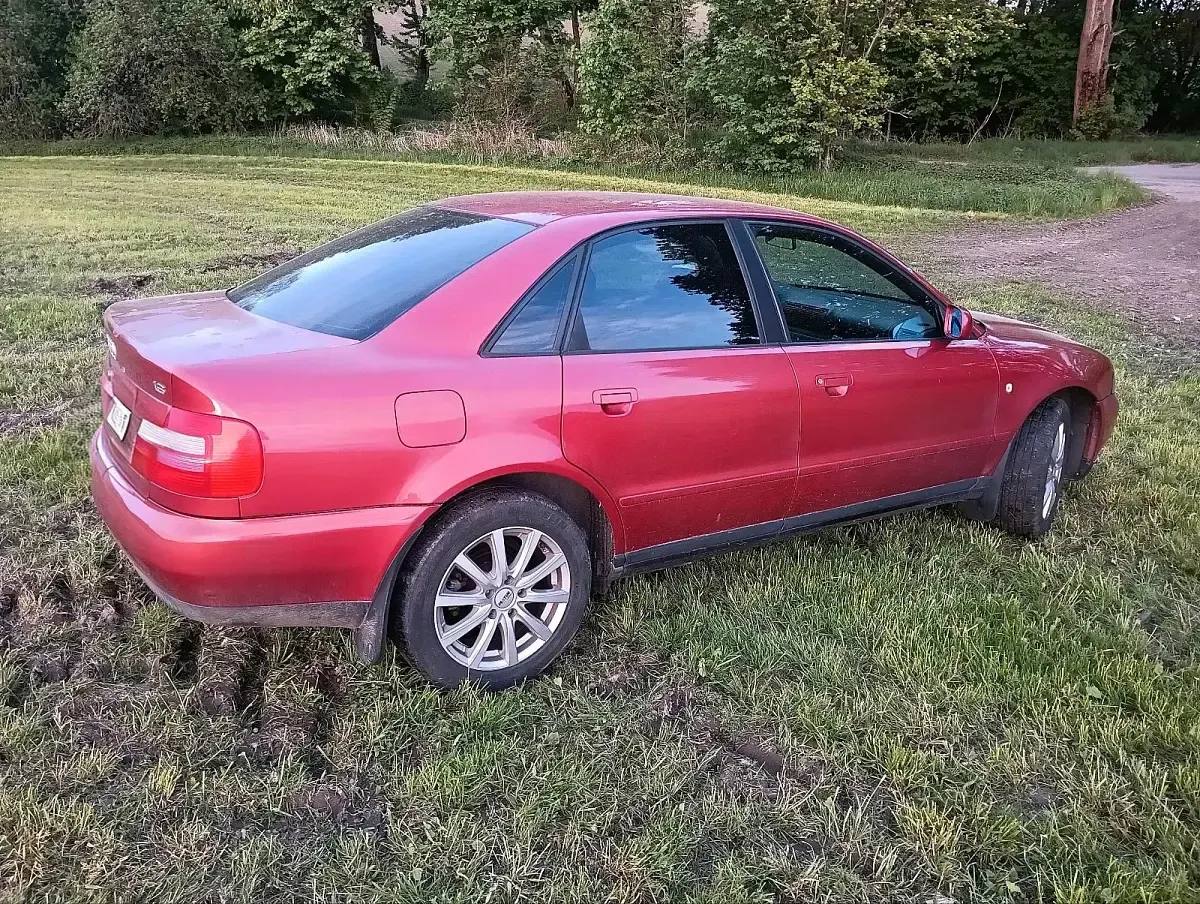 Używany Audi A4 101 KM (74 kW) 1998 Sedan/Limuzyna
