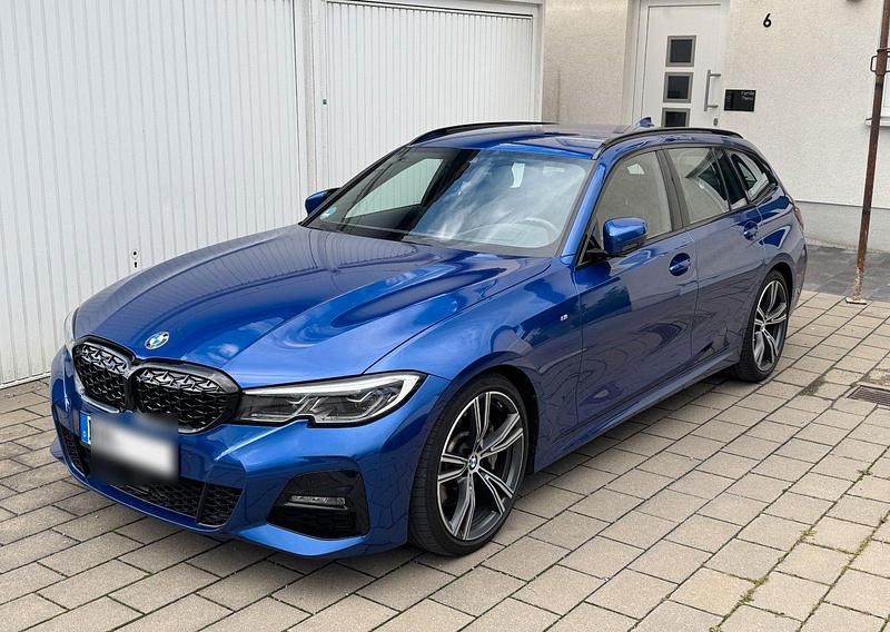 Blau Gebraucht 2021 BMW 330 M Sport Kombi | 30.880 € (Guter Preis) - Bild 1/4