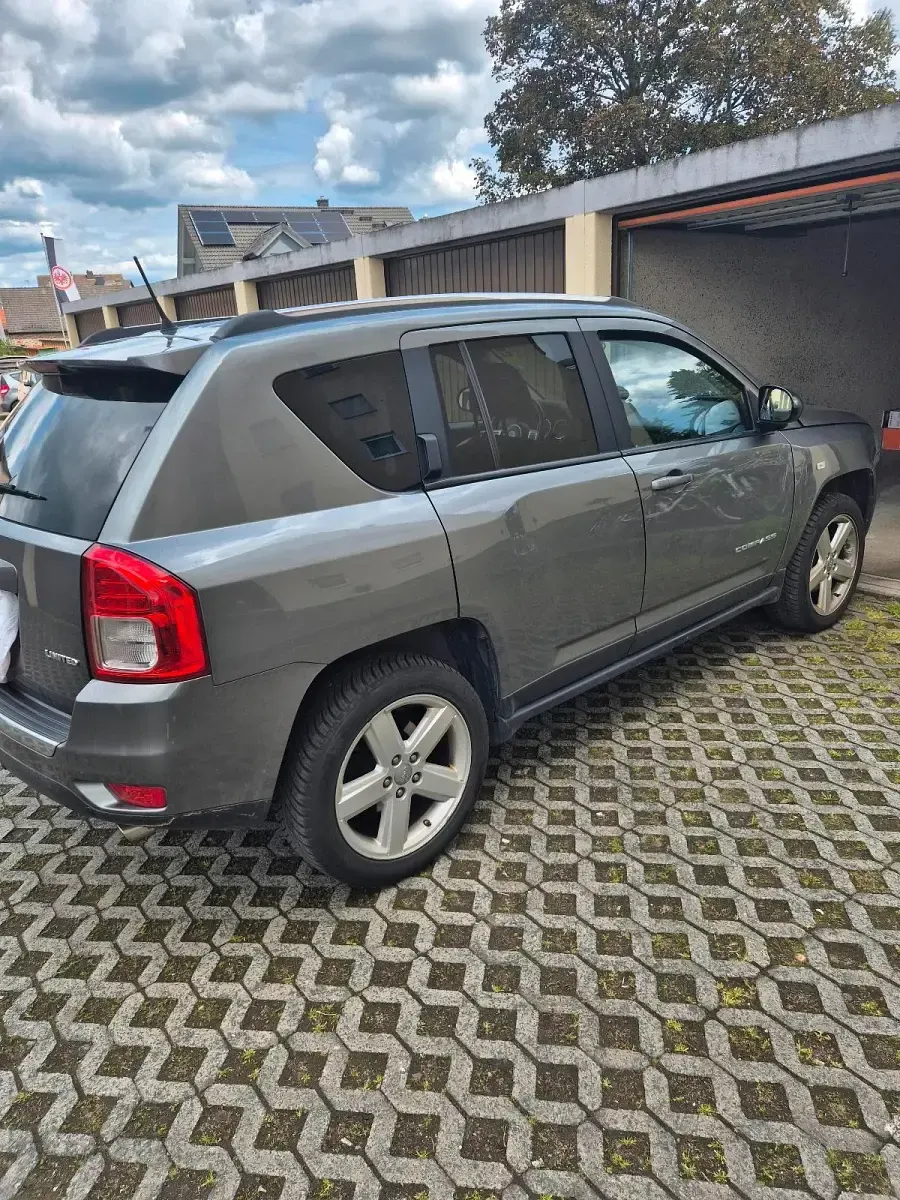 Gebraucht Jeep Compass 136 PS (100 kW) 2012 Silber SUV