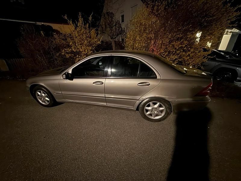 Gebraucht Mercedes C180 143 PS (105 kW) 2004 Silber Limousine
