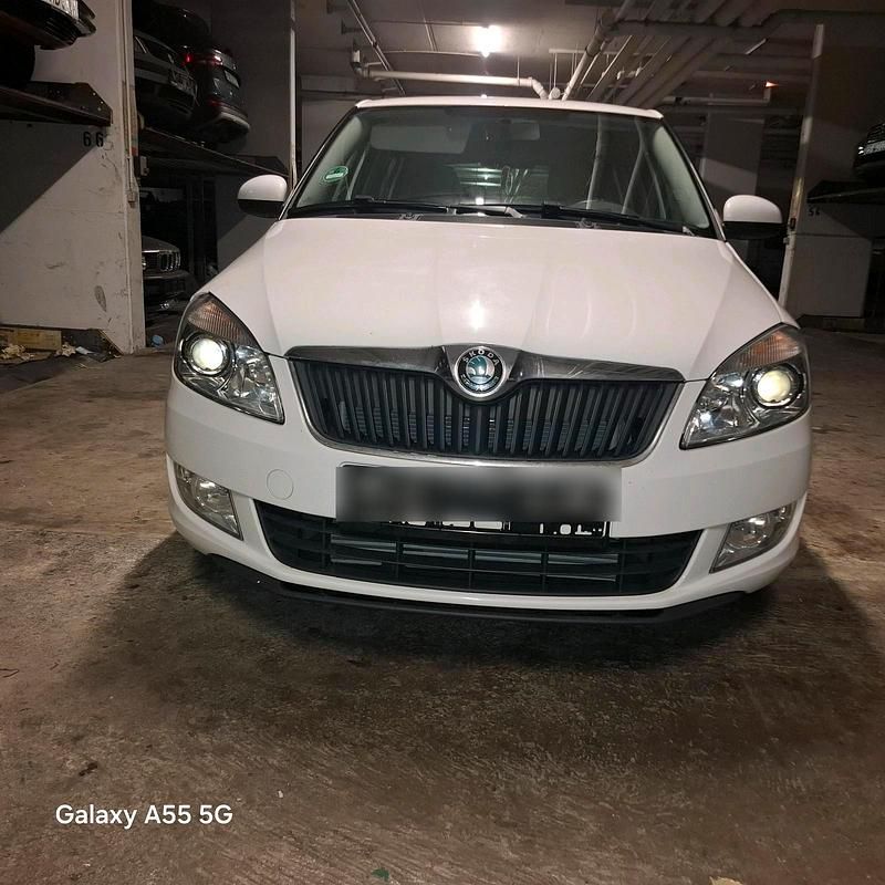 Weiß Gebraucht 2012 Skoda Fabia Kleinwagen | 3.000 € (Fairer Preis) - Bild 1/4