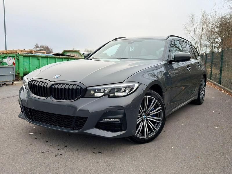 Grau Gebraucht 2020 BMW 330e M Sport Kombi | 21.990 € (Superpreis) - Bild 1/4