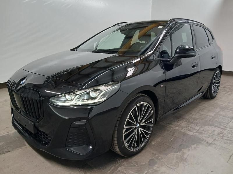 Black sapphire metallic Gebraucht 2024 BMW 218 Active Tourer M Sport Van / Kleinbus | 29.980 € (Fairer Preis) - Bild 1/4