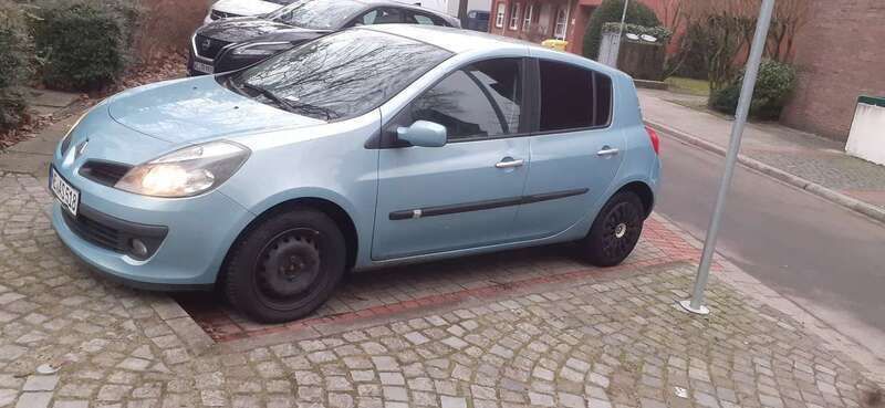 Blau Gebraucht 2007 Renault Clio II Dynamique Limousine | 1.499 € (Guter Preis) - Bild 1/4