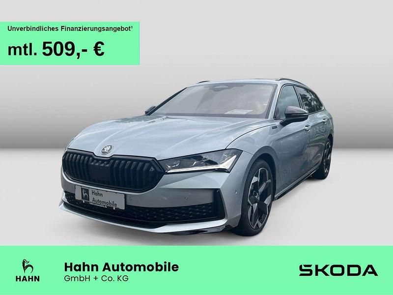 Pebble silber metallic Neu 2025 Skoda Superb SportLine Kombi | 57.480 € (Teuer) - Bild 1/3
