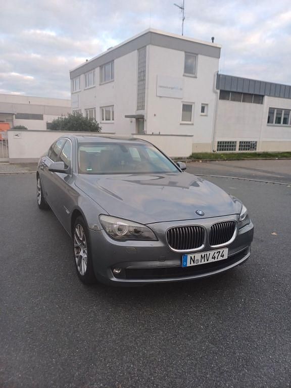 Grau Gebraucht 2010 BMW 730 Limousine | 8.900 € (Fairer Preis) - Bild 1/4