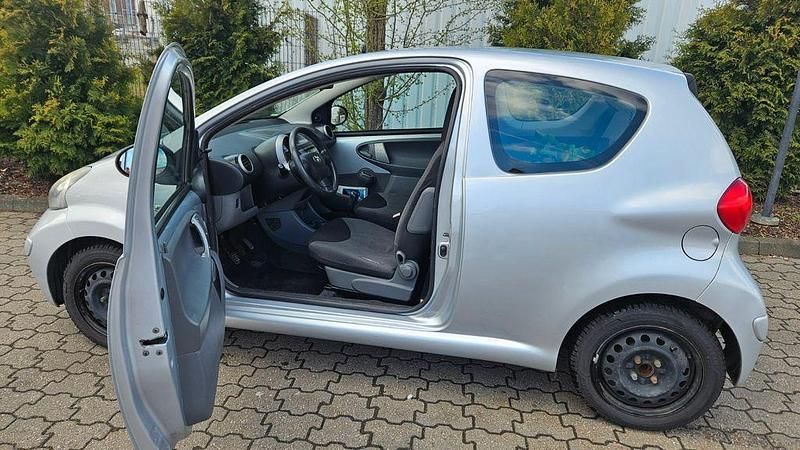 Używany Toyota Aygo 68 KM (50 kW) 2009 Srebrny Hatchback