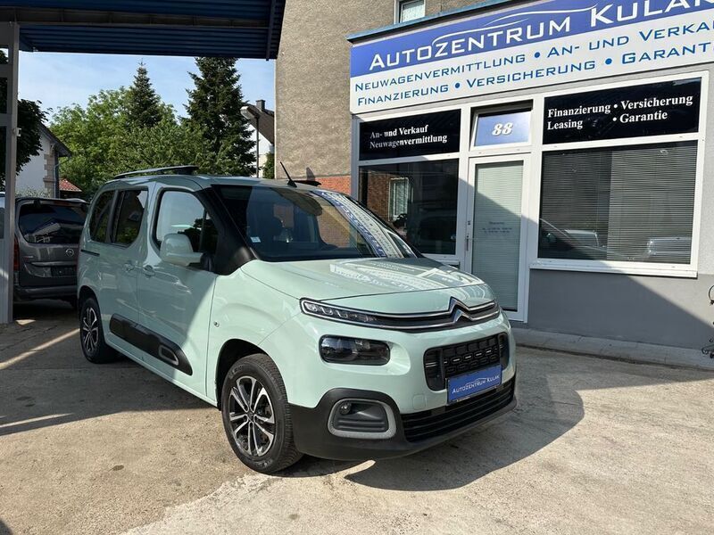 Grün Gebraucht 2018 Citroën Berlingo Feel Van / Kleinbus | 13.850 € (Superpreis) - Bild 1/4