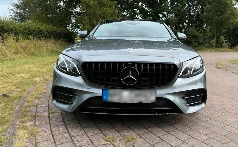 Grau Gebraucht 2016 Mercedes E220 AMG line Limousine | 22.500 € - Bild 1/4