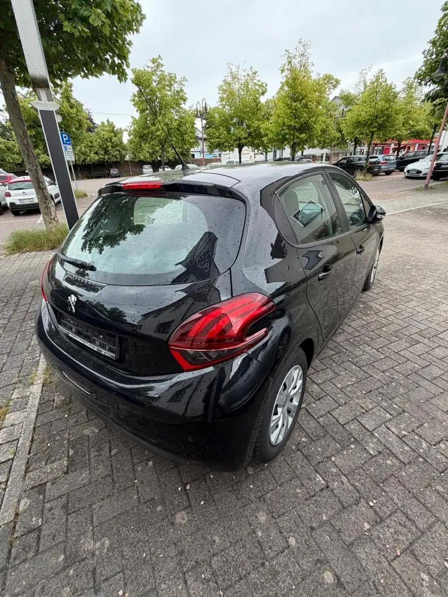 Gebraucht Peugeot 208 82 PS (60 kW) 2018 Schwarz Kleinwagen
