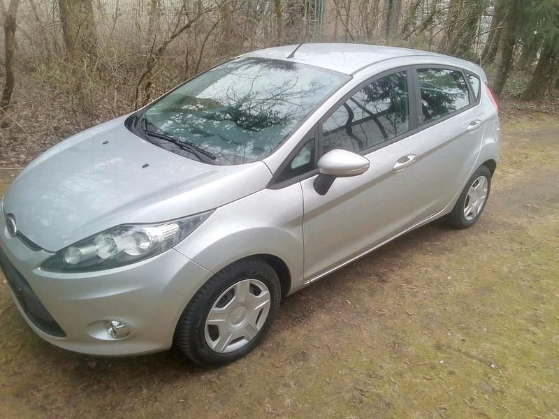 Gebraucht Ford Fiesta 60 PS (44 kW) 2012 Silber Kleinwagen