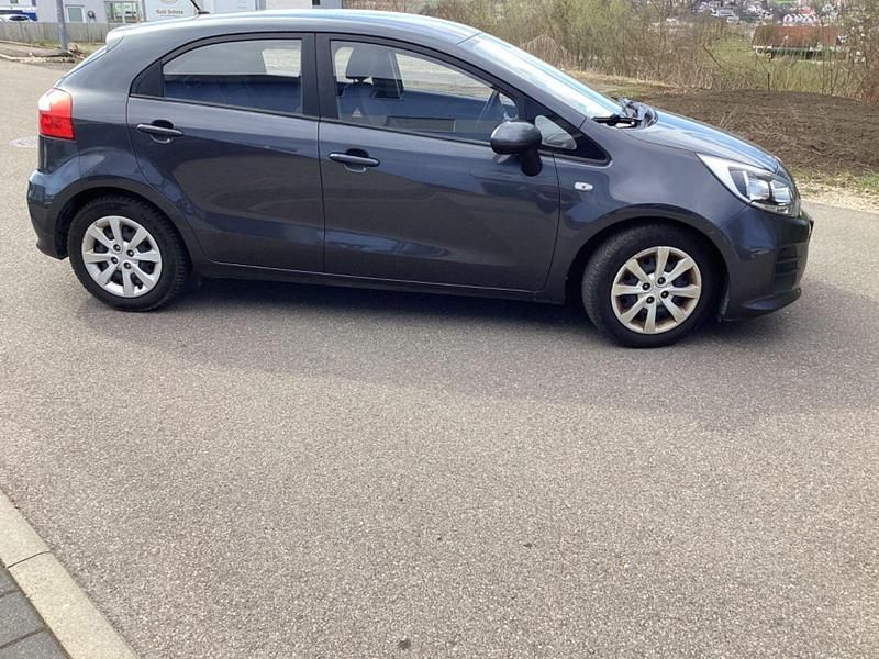 Grau Gebraucht 2015 Kia Rio Attract Limousine | 6.800 € (Fairer Preis) - Bild 1/4
