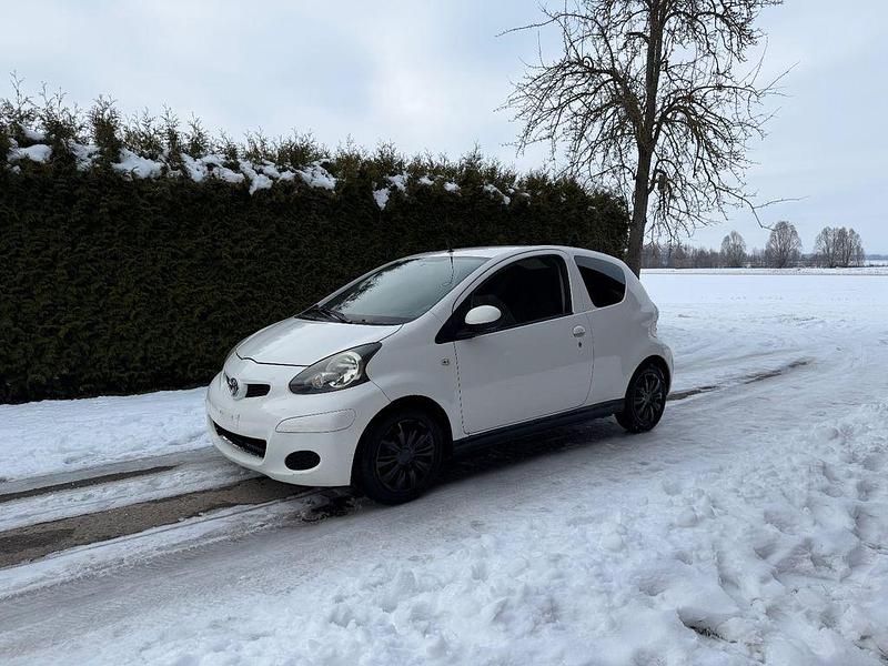 Weiß Gebraucht 2011 Toyota Aygo Cool Kleinwagen | 1.490 € (Superpreis) - Bild 1/4