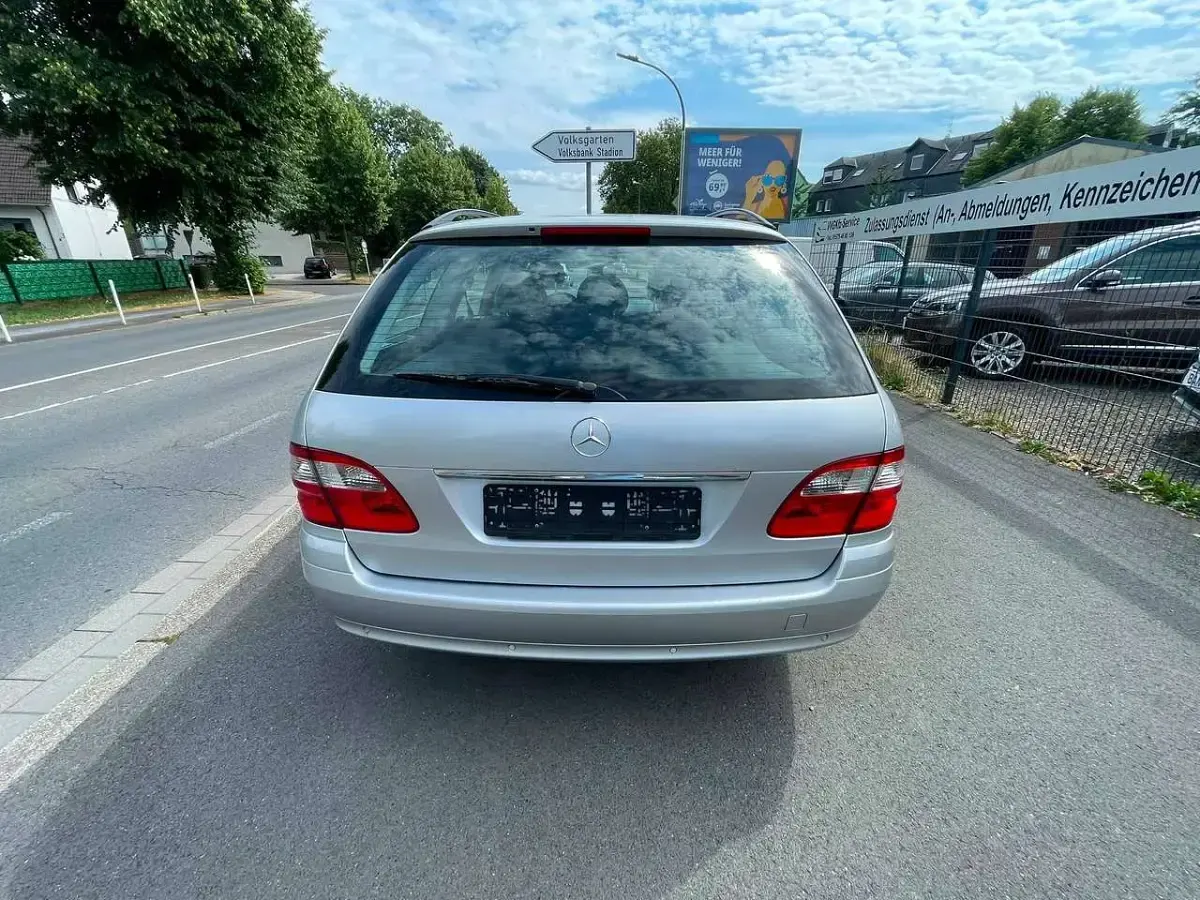 Gebraucht Mercedes E220 Classic 150 PS (110 kW) 2004 Brillantsilber  metalliclack Kombi