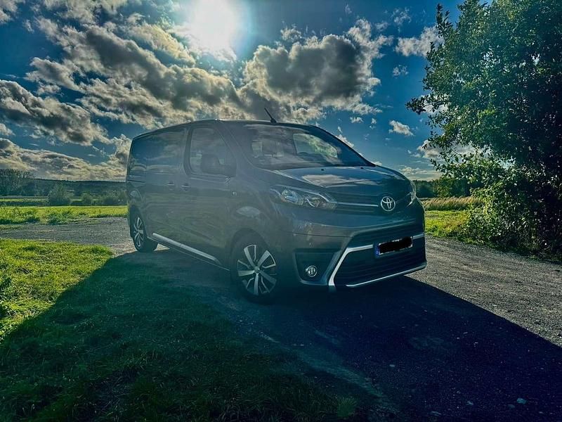 Grau Gebraucht 2017 Toyota Proace Verso Comfort Kombi | 22.000 € (Fairer Preis) - Bild 1/4