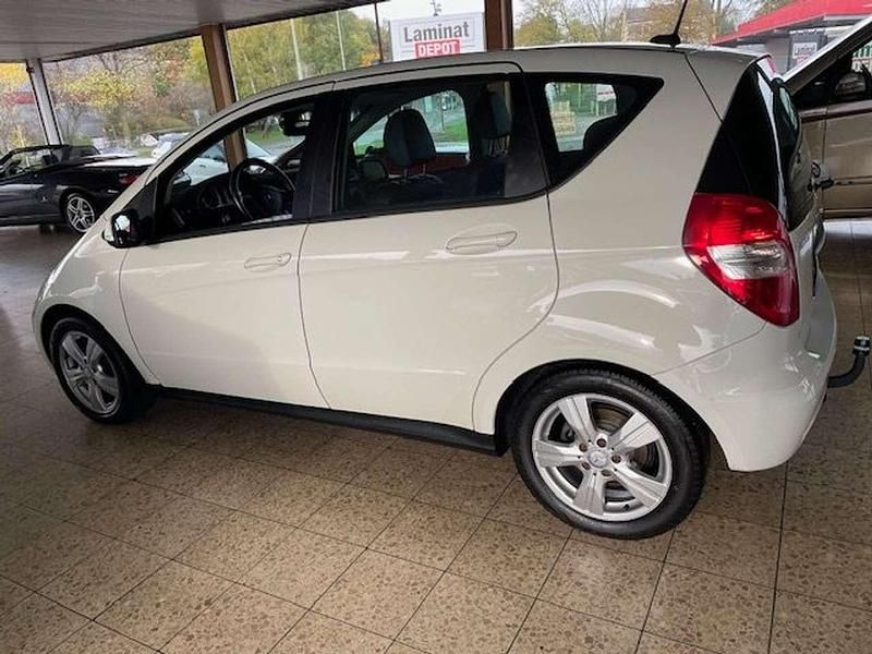 Calcitweiss unilack Gebraucht 2011 Mercedes A180 Kleinwagen | 7.777 € (Teuer) - Bild 1/4