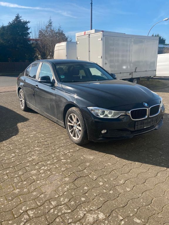 Schwarz Gebraucht 2013 BMW 318 Limousine | 7.290 € (Guter Preis) - Bild 1/4