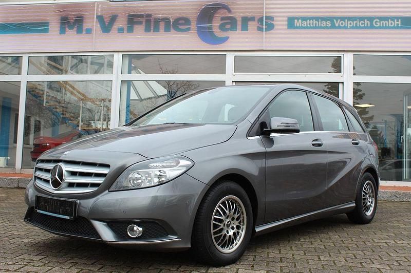 Mountaingrau Gebraucht 2013 Mercedes 180 Limousine | 11.800 € (Superpreis) - Bild 1/4