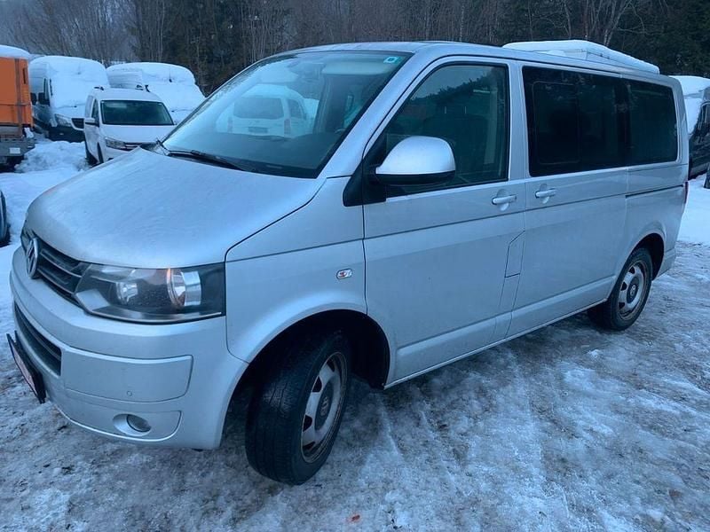 Silber Gebraucht 2015 VW Caravelle Comfortline Van / Kleinbus | 15.890 € (Fairer Preis) - Bild 1/4