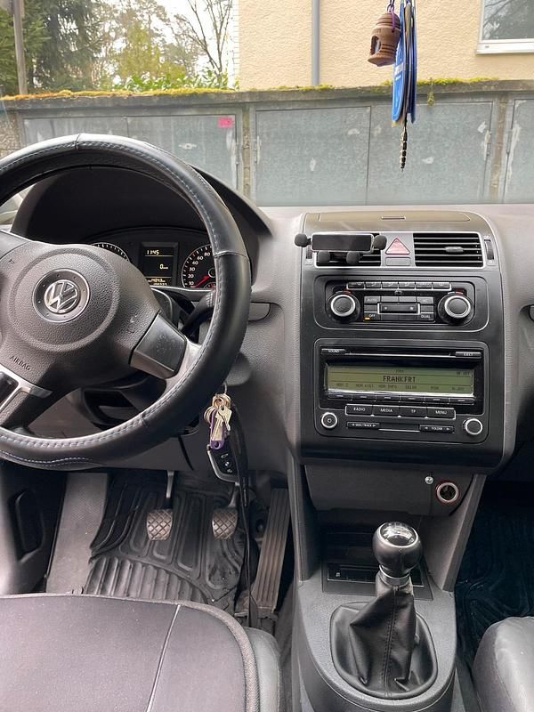 Gebraucht VW Touran 105 PS (77 kW) 2011 Schwarz Van / Kleinbus