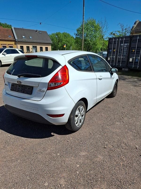 Gebraucht Ford Fiesta 90 PS (66 kW) 2009 Weiß Limousine