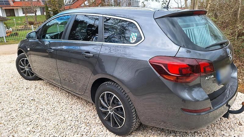 Gebraucht Opel Astra 125 PS (91 kW) 2011 Grau Kombi