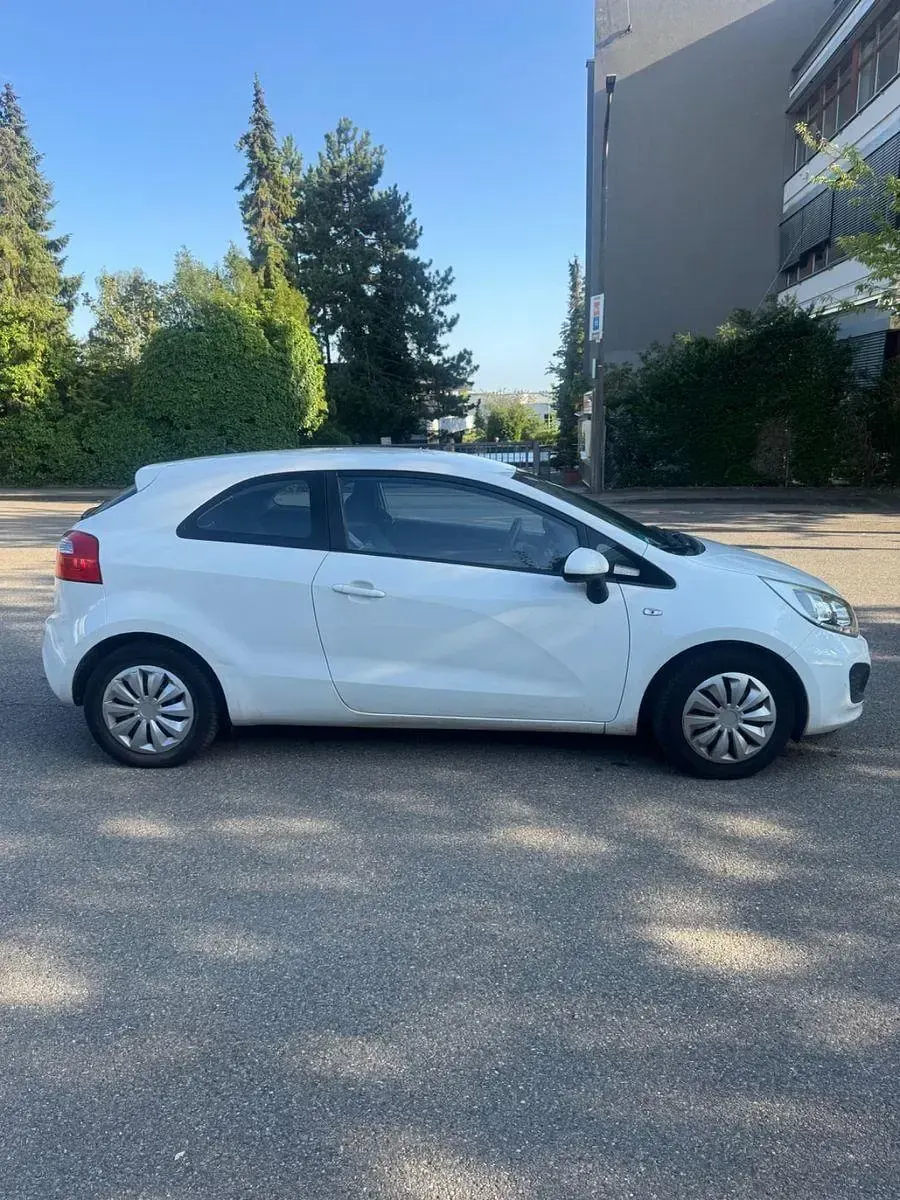 Gebraucht Kia Rio Edition 7 109 PS (80 kW) 2012 Weiß Limousine