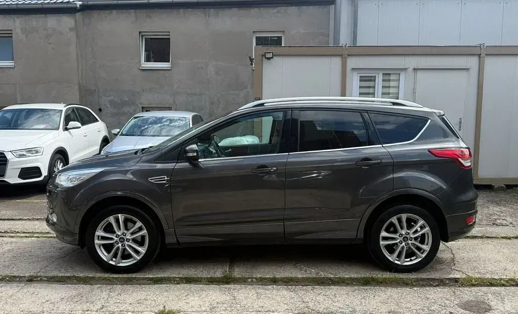 Gebraucht Ford Kuga Individual 179 PS (131 kW) 2015 Grau SUV