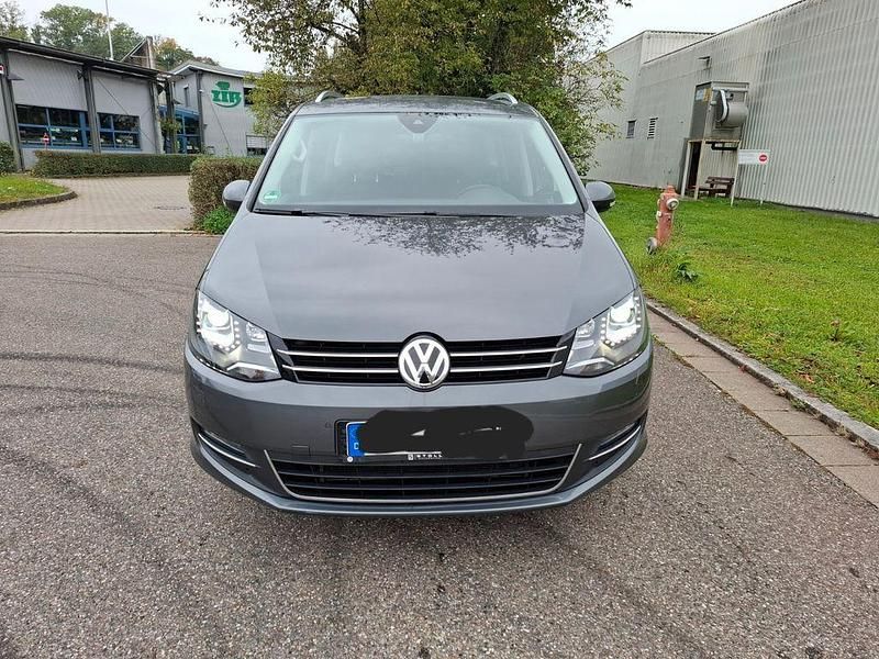 Grau Gebraucht 2017 VW Sharan Highline Van / Kleinbus | 17.700 € (Guter Preis) - Bild 1/4