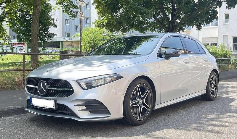 Iridiumsilber Gebraucht 2018 Mercedes A200 AMG line Limousine | 20.290 € (Guter Preis) - Bild 1/4