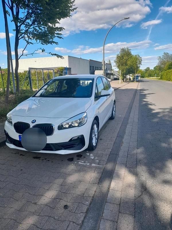 Weiß Gebraucht 2018 BMW 218 Active Tourer Van / Kleinbus | 15.499 € (Guter Preis) - Bild 1/4