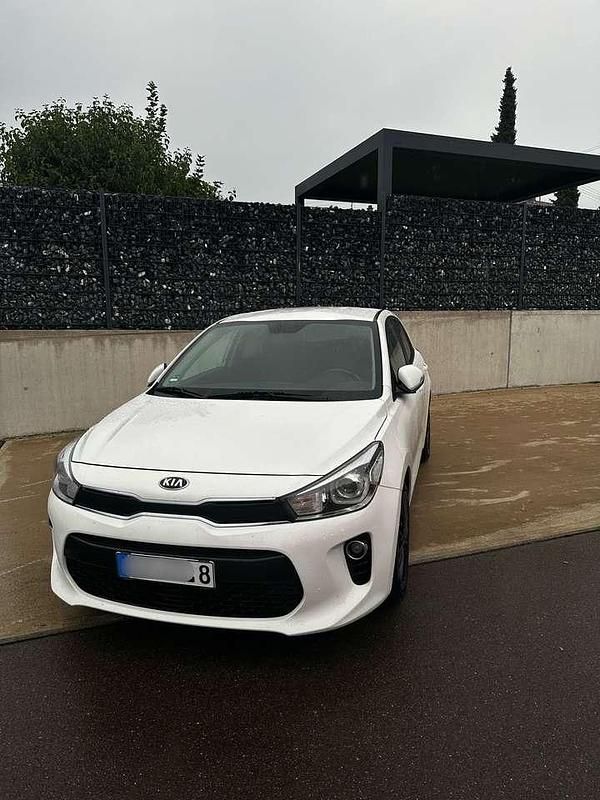 Weiß Gebraucht 2017 Kia Rio 2 Limousine | 7.190 € (Fairer Preis) - Bild 1/4