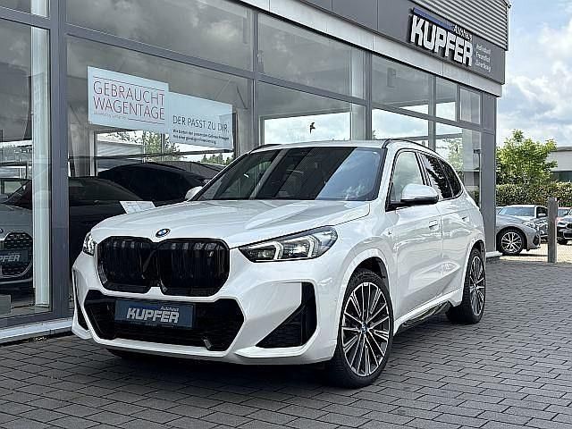 Mineralweiss Gebraucht 2023 BMW iX1 Performance SUV | 47.900 € (Teuer) - Bild 1/4